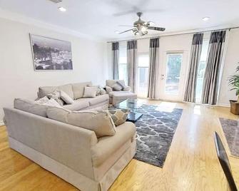 River Oaks - 4 Bedrooms / 3700 sqft - Houston - Living room