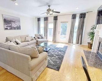 River Oaks - 4 Bedrooms / 3700 sqft - Houston - Living room