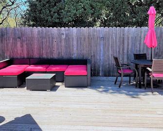 Comfortable home in a quite neighborhood near wineries, shopping and more.. - Napa - Patio