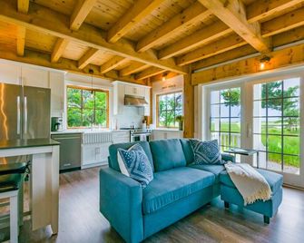 497 A Route 6A East Sandwich- Cape Cod - - The Hideaway - East Sandwich - Living room