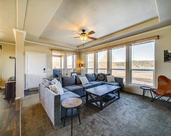 Newport Riverfront Home with Deck and Fire Pit! - Newport - Living room