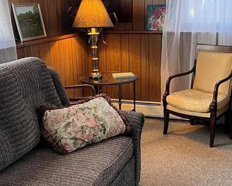 2-bed apartment on first floor with private lake, AC, WiFi Family events - Wurtsboro - Sala de estar