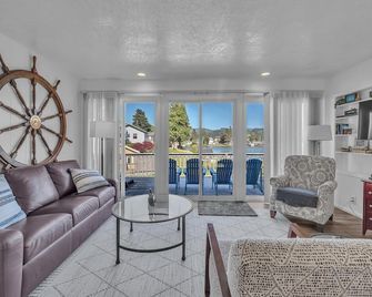 Lakeside Leisure & Devils Lake Access - Lincoln City - Sala de estar