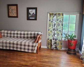 Charming 1-bedroom apt Buffalo WY, on creek, AC, WiFi, & 1 block from downtown. - Buffalo - Obývací pokoj
