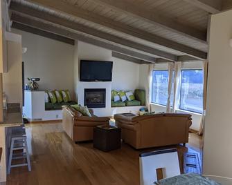 Dog friendly Sea Ranch getaway nestled in-between the ocean and golf course - The Sea Ranch - Living room