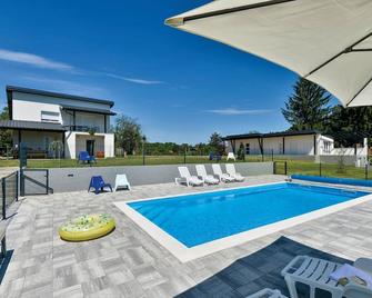 This beautiful modern property is located in Podravina not far from the town of Durdevac. - Cepelovac - Piscina