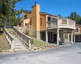 Wabasso 4 Is Gracefully Tucked In The Trees Between Central Village & South Mtn - Snowshoe - Budynek