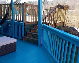 Iris's lake house w/2 kayaks and lake access, hammock,16x16ft deck w/ lake veiw - Robbinsville - Stairs