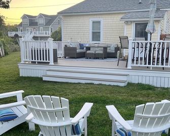 Seaside Cottage Steps to Beach/Close to Ferry to Martha's Vineyard & Nantucket - Fairhaven - Patio