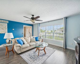 Spacious 4-bedroom house in charming Perrysburg with WiFi and AC - Perrysburg - Living room