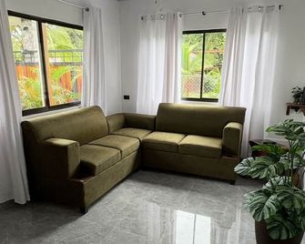 Cozy 2-bedroom cabin in charming Provincia de Alajuela with AC - La Garita De Alajuela - Sala de estar