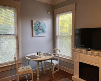 Tuscawilla A, Apt in historic downtown, two bed two bath - Ocala - Dining room