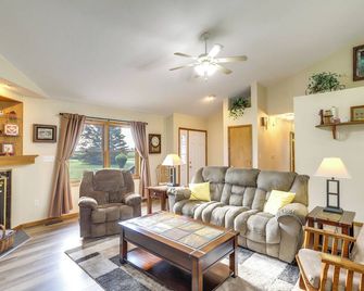 Sturgis Home with Yard Less Than 1 Mi to Minnewaukan Lake - Sturgis - Huiskamer