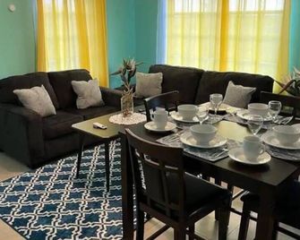 Complete Villa Down stairs, 2 Bedroom - Steventon - Comedor