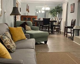 Spacious Cozy Home 5bd/2bth Sleeps 11 Close To The Beaches - Lynn Haven - Sala de estar