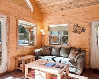 Waterfront cabin with bridge, private hot tub, & WiFi - near National Forest - South Fork - Huiskamer