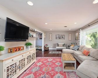 Beautiful Shore Retreat with Pool - Brick - Living room