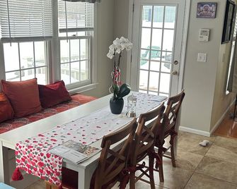 3-bedroom house in welcoming North Attleborough with AC - North Attleboro - Dining room