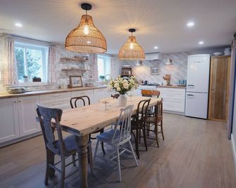 The Flower Garden Farmhouse. Stay at a Flower Farm just 1 hour from Toronto - Erin - Comedor