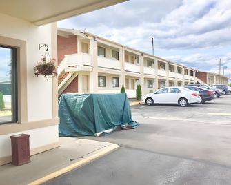 Red Carpet Inn North Chicago - North Chicago - Building