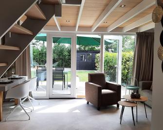 Stylish holiday home by the sea - Tuitjenhorn - Sala de estar