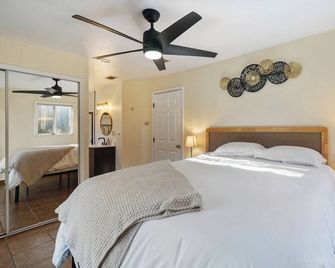 Downtown Cottage blocks from Petco Park - São Diego - Quarto