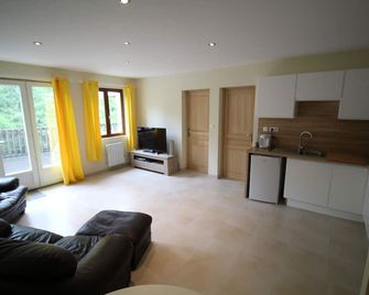 2 Bed Lakeside Guest House With Parking - Jonzac - Living room