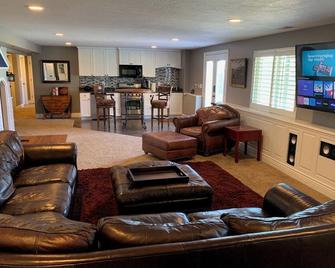 5 minutes to Lagoon and Station Park! Private Guest Suite in Excellent Location - Farmington - Sala de estar