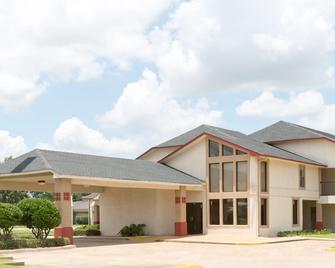 Super 8 by Wyndham Bossier City/Shreveport Area - Bossier City - Building
