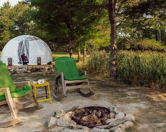 Comfydome Pond-Side Glamping , Dome - Jefferson - Patio