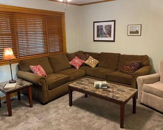 Charming 3-bedroom 2 bath house with WiFi and AC in fabulous Paris Arkansas - Paris