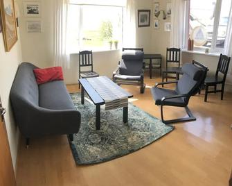 Vagnsstadir Hostel - Hofn - Wohnzimmer