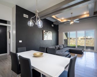 Modern 3 Bedroom House with Upgraded Showers - El Paso - Dining room