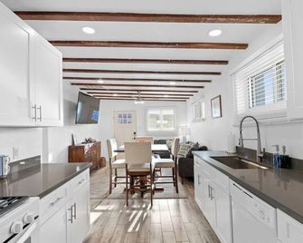 Featherlight Cottage with BBQ and Hot Tub in Downtown Phoenix - Phoenix - Kitchen