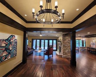 Beautiful Home 8 miles from Downtown Minneapolis adjacent to private Golf Course - Hopkins - Lobby