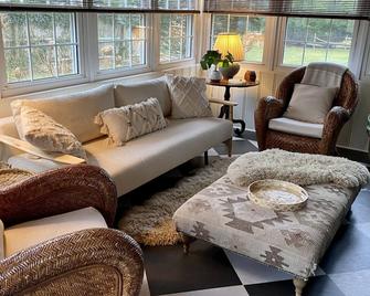 Quaint Water Mill Cottage - Water Mill - Living room