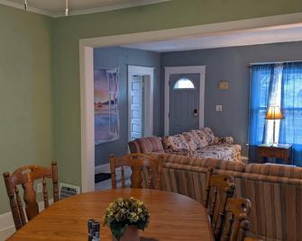 Aunt Rose's 3 BR sleeps 6 adults and 6 kids, 2 per bed. - Monroe