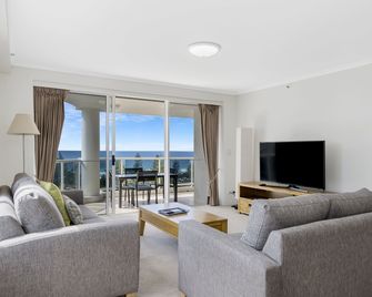 Oscar on Main Resort - Main Beach - Living room