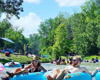 Enjoy the beautiful San Marcos River in this new, nice and comfy cabin! - San Marcos