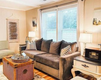 Providence at Twin Creeks Charming 3-bedroom farmhouse in delightful Columbia - Columbia - Soggiorno