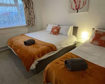 Wardown Place - Spacious 3 Bed House available for short term or long term Rental - Luton - Sypialnia