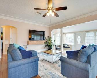 House w/ Shared Pool Access: 4 Mi to Beaches! - Fort Lauderdale - Living room