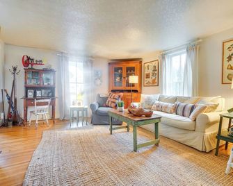 The Porch House Located in Historic Village - Granville - Living room
