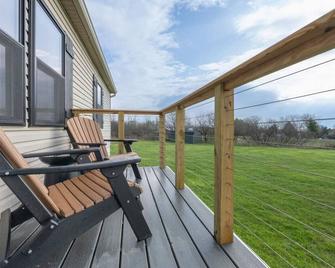 Chic Lakeview Getaway on Seneca Lake Wine Trail - Penn Yan - Patio