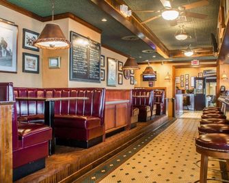 Clarion Hotel & Suites Riverfront - Oswego - Bar