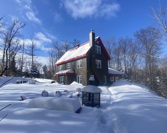 Grand Chalet Confortable en Mauricie Dans un Décor Nature à Toutes les Saisons - Grandes-Piles - Building
