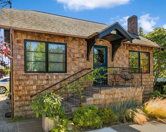 The Whale's Nest. A cute cottage in the heart of Downtown Edmonds. - Edmonds - Building