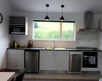 Idyllic Cottage Rental for Romantic Getaway in Gore, New Zealand - Gore - Kitchen