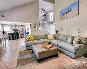 Charming Coastal Home 6 Mi to Choctawhatchee Bay! - Niceville - Living room