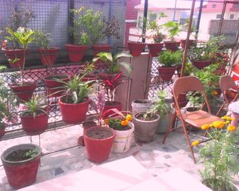 Leela Guest House - ורנאסי - פטיו